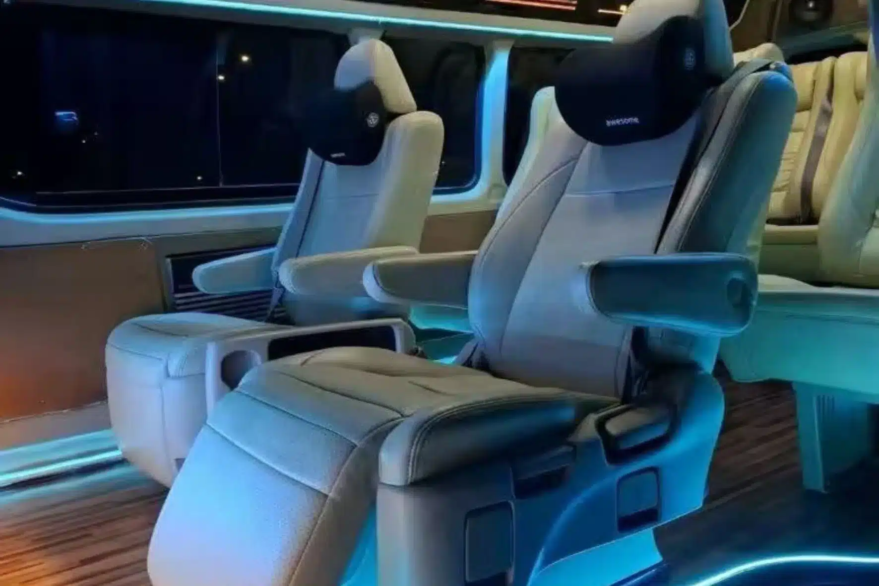 曼谷包車-中文司機豪華10人座車:圖片 4