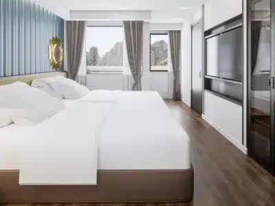 下龍灣多麗絲遊輪高級陽台套房28 m²